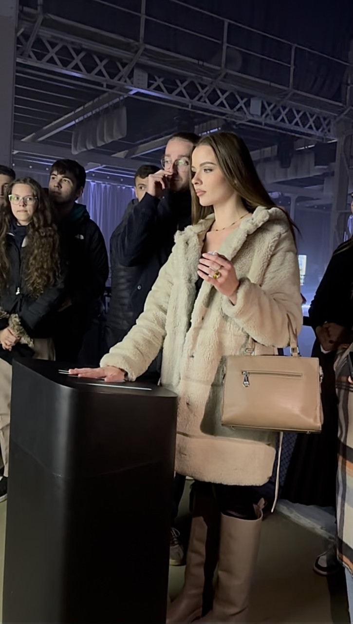 Bola som zisťovať farbu mojej aury. Tak vraj “navy blue” :-D Neviem či môžem dôverovať tabakovému predajcovi Ploom, že mi hovorí pravdu! 

Ps: áno, vzala som si už zimný kožuch, bolo v noci 0 stupňov :-D