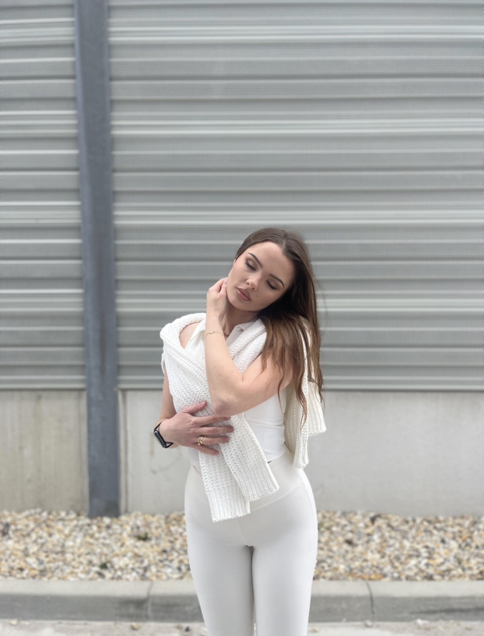 Ja v celobielom outfite. To je tak rare ako vidiet plastové slamky v Mekáči, alebo neviem, renntech alebo čo.  