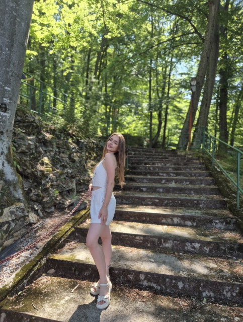 Našla som pred pár dňami nádherné miesto u nás na Gemeri. Nádherné slnečné lúče presvitajúce cez vysoké stromy, hotová oáza. 