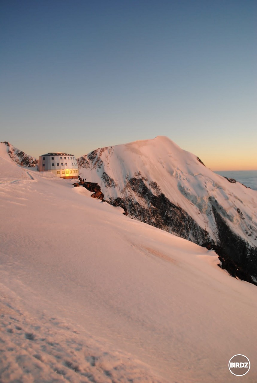 najvyššie položená chata v Európe Refuge de Gouter, 3800 m.n.m. 
ešte nikdy som sa tak nezadychala do schodov pri prejdení dvoch poschodí ako tu :D a zažila som tu príznaky výskovej choroby, našťastie len slabé 