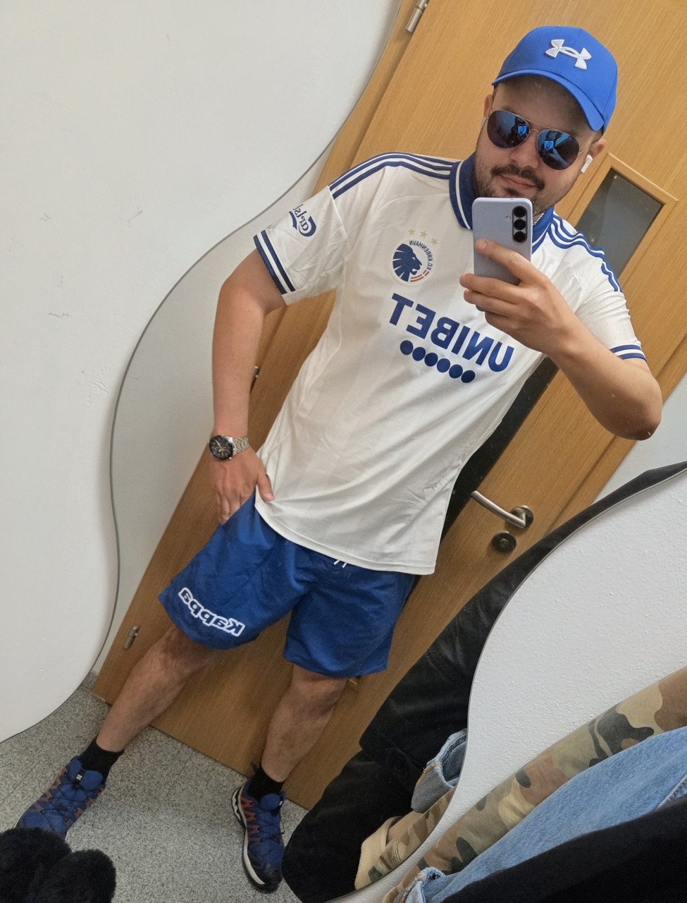 Odkedy chodim po ulici v drese FC København, tak schytavam same pohlady a usmevy zien. Co nato poviete? Pekny som? 