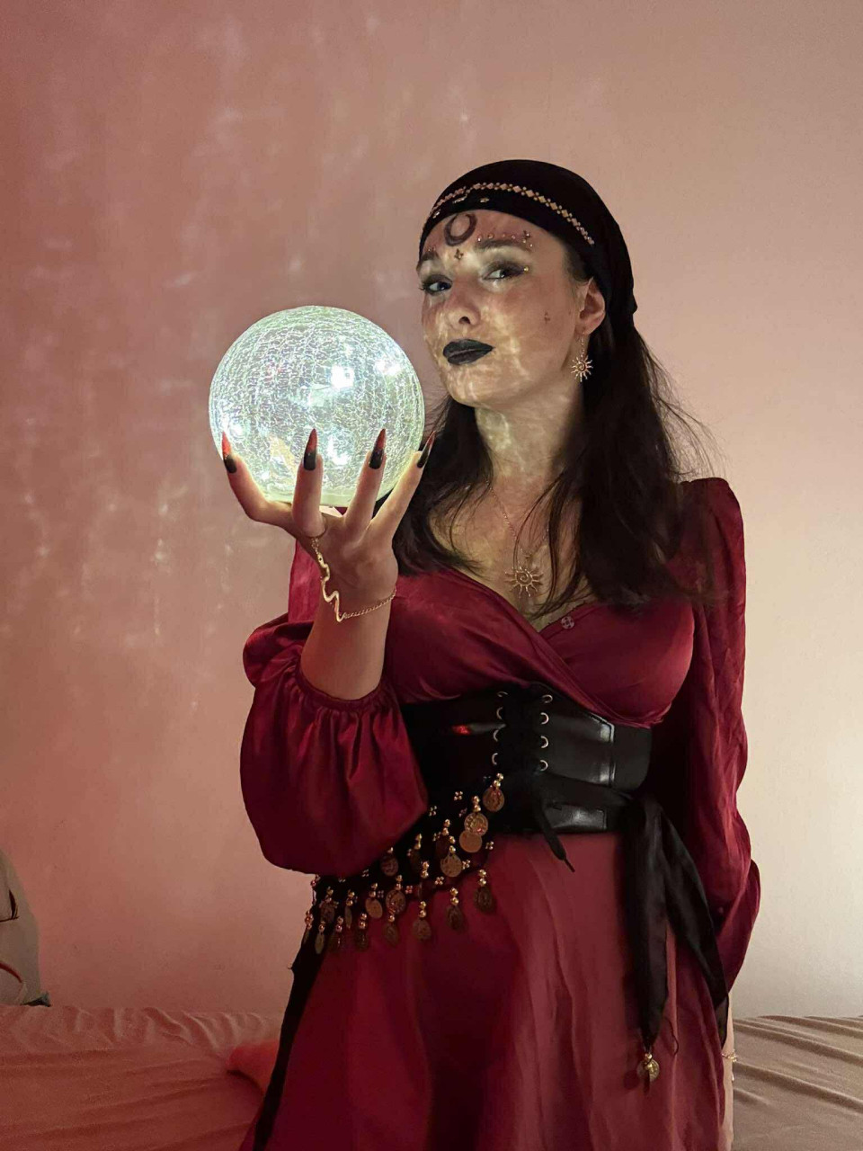 Prišla som sem po rokoch sa len pochváliť svojou Halloweenskou maskou (a pod jedným obrázkom som videla názor, že sa niekomu nepáčia tmavé výrazné pery, takže.... Aj niekoho naštvať?)