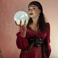 Prišla som sem po rokoch sa len pochváliť svojou Halloweenskou maskou (a pod jedným obrázkom som videla názor, že sa niekomu nepáčia tmavé výrazné pery, takže.... Aj niekoho naštvať?)