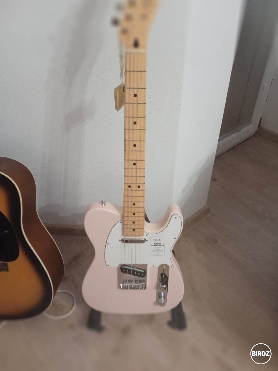 Nie som úplne presvedčený o tej farbe :D ... Chcel som surf blue ale nezohnal som, možno by to vylepšil čierny pick guard 