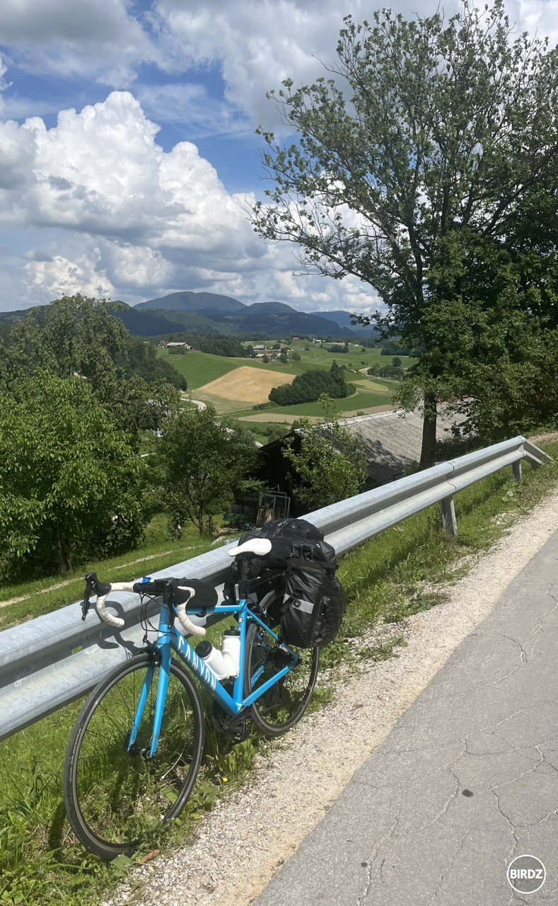 tu je moj bicykel s batozinou tazsou ako on sam :haha: kdesi v Slovinskych kopcoch, ktorych som vcera presla asi tristo :D 