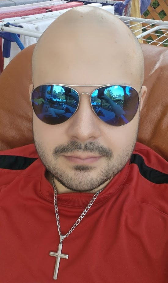 ze vyzeram sexi v holej hlave? v okuliaroch a s krizom na krku?