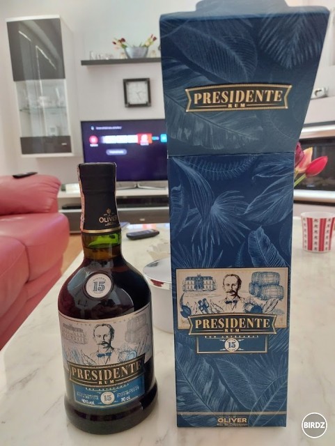 To ze mam krasny obyvak vsetci vieme, ale napadlo ma konecne otvorit ten kvalitny Dominikansky Rum urceny pre vyssie spolocenske vrsty a elitu zijucu v Karibiku. Dali by ste si?