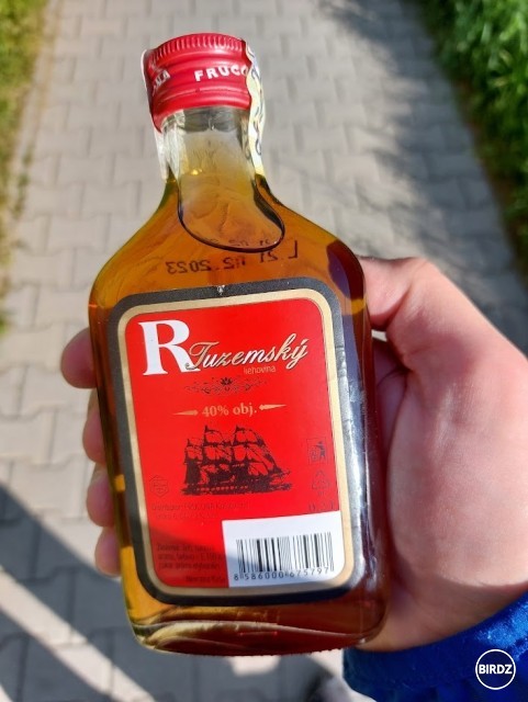 Kupil som si Rumik za 2,30€. Kym som sa presiel okolo baraku tak cely som ho vypil. Musel som aby boli zahladene stopy, lebo mama by ma dojebala :D. Dal som si do ust vela zuvaciek lebo sam Rum zo mna citit.