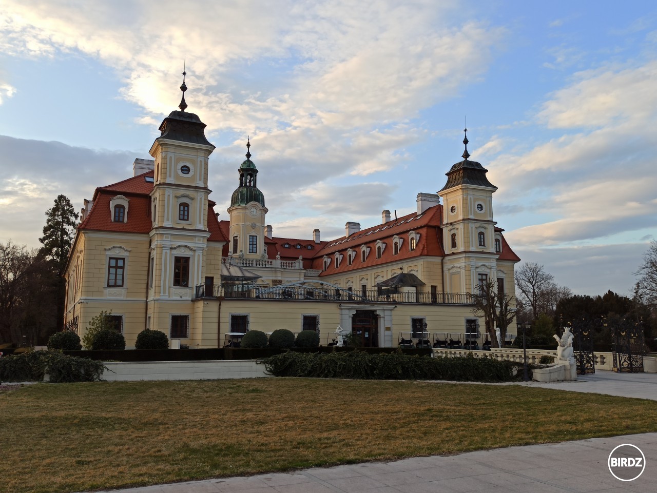 Kaštieľ v Bernolákove - dostavaný v 1722 Esterházyovcami. V 20. storočí najprv vyhorel a v 1945 bol vojnou poškodený. V 2017 skončila rozsiahla rekonštrukcia a môžte si tu teraz zahrať golf alebo spraviť svadbu.