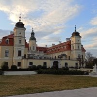 Kaštieľ v Bernolákove - dostavaný v 1722 Esterházyovcami. V 20. storočí najprv vyhorel a v 1945 bol vojnou poškodený. V 2017 skončila rozsiahla rekonštrukcia a môžte si tu teraz zahrať golf alebo spraviť svadbu.