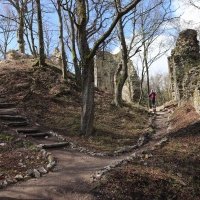 Hrad Biely Kameň nad Svätým Jurom. Vznikol niekedy v 13. storočí a opustený bol pravdepodobne pred vyše 400 rokmi. Cez údolie na druhom kopci bolo hradisko Neštich z 9. storočia (dnes je z neho viditeľný už len val).