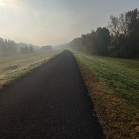 Dosť mám problém sa ráno donútiť vstať a ísť bicyklovať. Ale dokým je nad nulou, tak nemôžem sa na to vyfláknuť. Stretol som Viedeňčana ktorý včera vyrazil a zajtra chce končiť v Budapešti. Jeden kamoš dnes vyráža z BA do Istanbulu na bicykli.