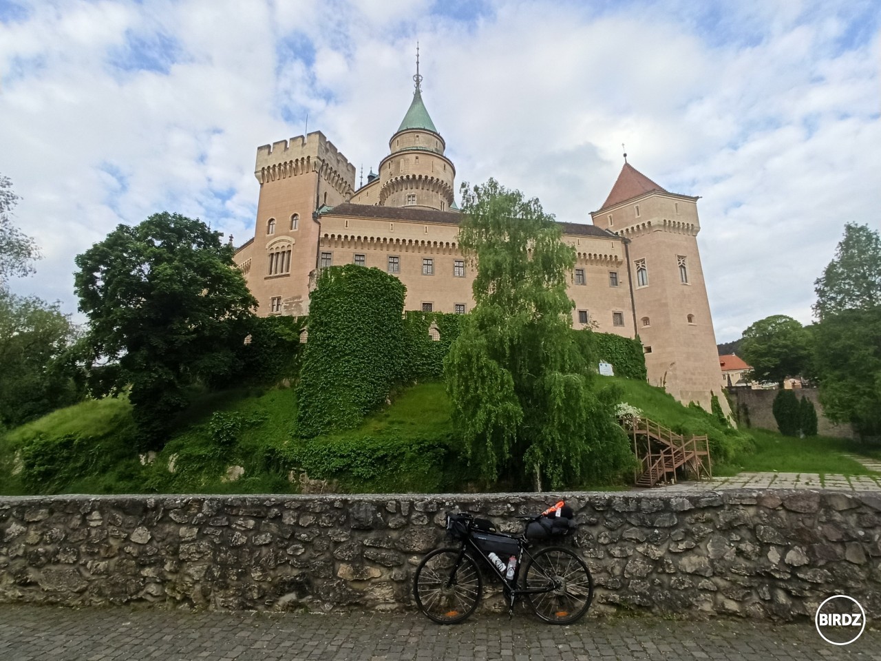 Po cca 4 hodinách spánku tu máme nový deň. Bicykel ma poprosil aby som ho odfotil pri tejto smiešnej budove.