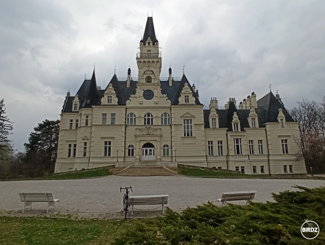 Kaštieľ v Budmericiach postavený Pálfyovcami v 1889 ako poľovnícky kaštieľ. Po vojne skonfiškovaný v majetku ministerstva kultúry.