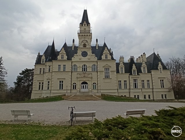 Kaštieľ v Budmericiach postavený Pálfyovcami v 1889 ako poľovnícky kaštieľ. Po vojne skonfiškovaný v majetku ministerstva kultúry.