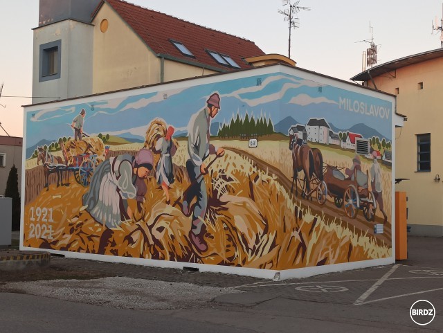 Pri príležitosti 100. výročia založenia dediny si Miloslavov vymaľoval stenu