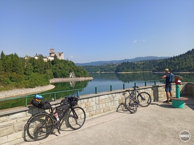 Darmo som si ja dopredu plánoval, kde sa najem/vyspím, keď v každom penzióne/motoreste bola včera svadba, teda uzavretá spoločnosť. (Na fotke je poľská Niedzica, ale všeobecne v týchto dňoch bicyklujem po východnom SK)