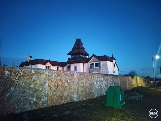 Dnes som si len-tak bicykloval a zrazu takýto pekný dom. Na google maps, mapy.cz a komoote nič, ale podarilo sa mi vygoogliť, že to je renesančná kúria z 1610 a rekonštruovaná v 2012 a momentálne v súkromnom vlastníctve.