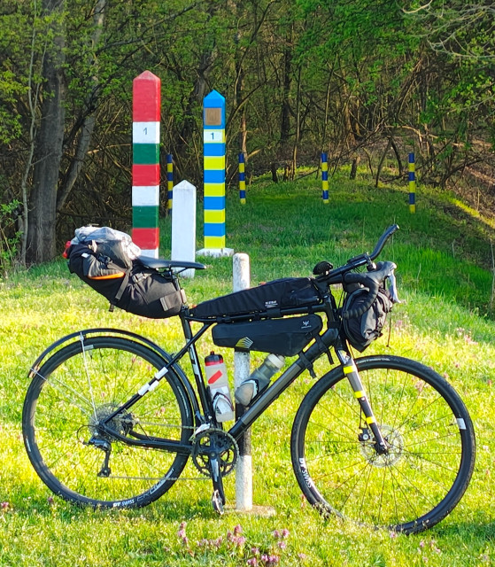 Najvýchodnejší bod Maďarska - po nočných 100km som tu ráno mohol začať svoju jazdu naprieč Maďarskom do Slovinska