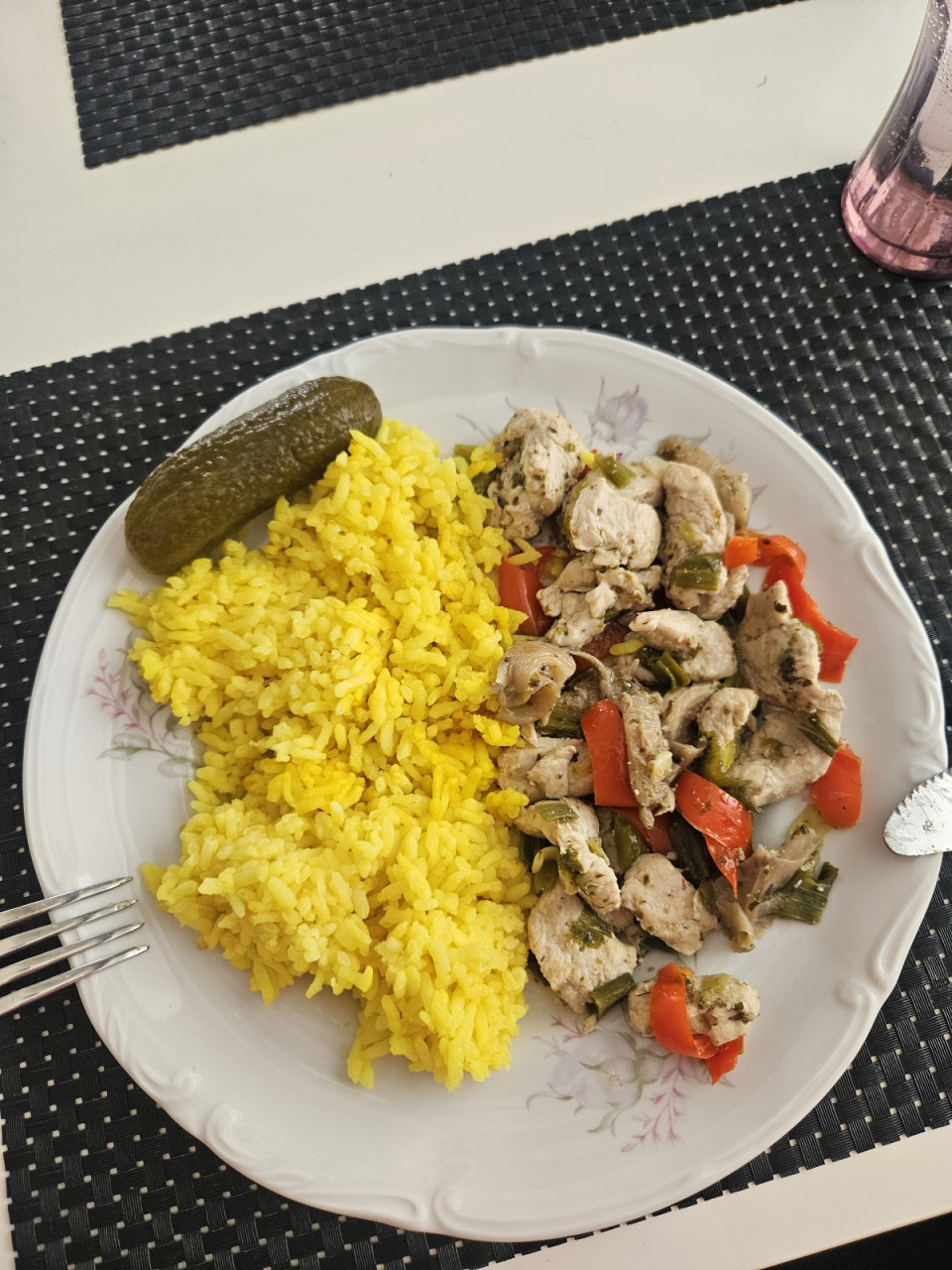  Morcacie masko s hlivou, jarna cibulka, kapia a ryza s kurkumou. :) a kvasak k tomu!!