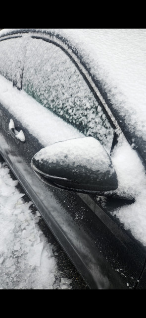  Neviem sa dostať do svojho auta a naskytá sa otázka, ako sa dostanem zajtra do roboty? :D mrznut ma cely cas.. nejaky ľad sa mi podarilo odlupnuť, ale je to extrem, normálne az 0,6cm ľadová skrupina na celom aute