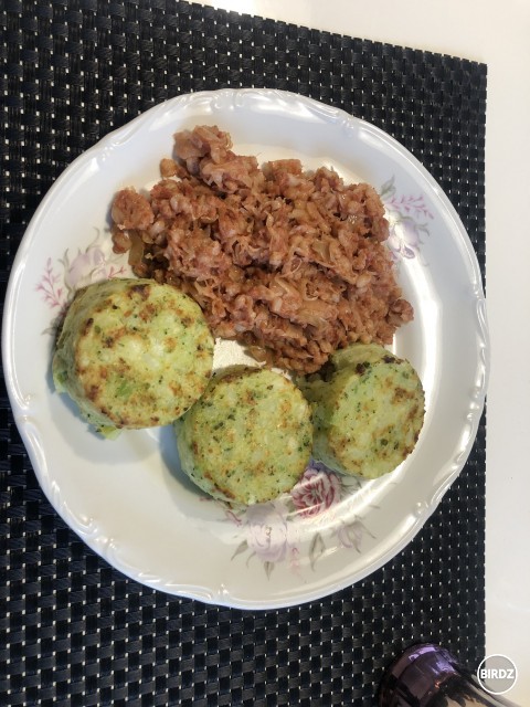  A že polotovary sú nezdravé :D kolozvarska od Luntera a zemiakovo-brokolicove karbonátky z Ikey :D takto vyzerá moje “varenie”