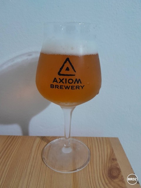 Napisem to podobne ako kokotko, teda pardon kolosko. 
Nic nie je krajsie ako vychnutnat si ladovo vychladenu, orosenu Brewdog Punk IPA v mojom oblubenom pohari od Axiom Brewery.