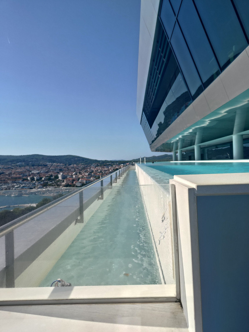 tá sikmá vyhladova tmavo-modro presklenná stena je Sky restaurant, na 10. posch.