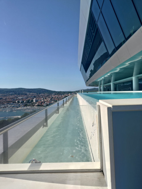 tá sikmá vyhladova tmavo-modro presklenná stena je Sky restaurant, na 10. posch.