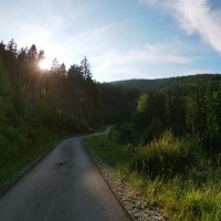 Skvele prostredie, potoky, sem tam nejaky stary dom, kde sa mozno aj v minulosti ukryvali ludia pocas vojny, teplo, zaspominal som na letne prazdniny na lazoch, uz dlho som sa necitil nostalgicky :D