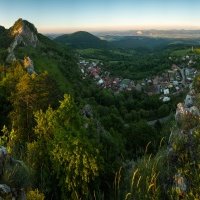 O 18 som si povedal, co s dnesnym dnom, sadol do auta a do hodiny Vrsatec. Podvozok osgrel, zemlu pojedol ale aspon sa citim po robote oddychnuty. Rozmyslam zacat chodit nahodne miesta po Slovensku poobede alebo to spojim aj s robotou a prespim niekde.