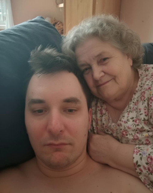 Zmrd Ba buranskí hajzelpucári povedia že toto je reál foto, lebo ked ma vidia s mladou dievči trhá im to žily, ale ked so starou bábou tak to ich upokojuje