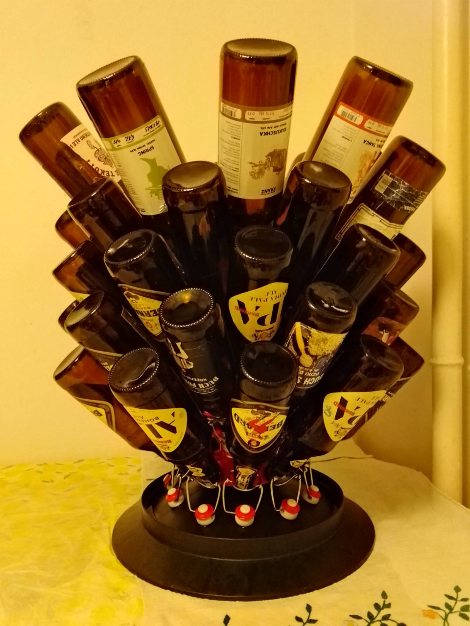 Ja mám tento rok takýto špeciálny vianočný stromček (dezinfikované fľaše pred stáčaním medoviny)