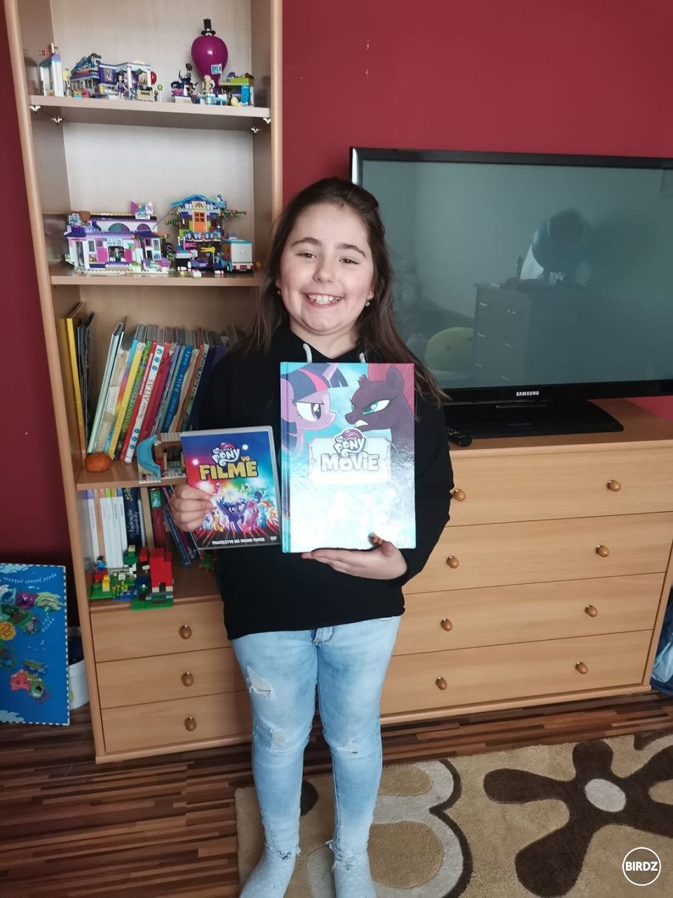 Takto sa tešila dcéra mojej kamošky ktorej som posielal poštou DVD a+ knihu My Little Pony vo filme (Jayson Thiessen) tak mi ako poďakovanie poslali na facebook do správy túto fotku hehe!...  :-D   