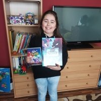 Takto sa tešila dcéra mojej kamošky ktorej som posielal poštou DVD a+ knihu My Little Pony vo filme (Jayson Thiessen) tak mi ako poďakovanie poslali na facebook do správy túto fotku hehe!...  :-D   