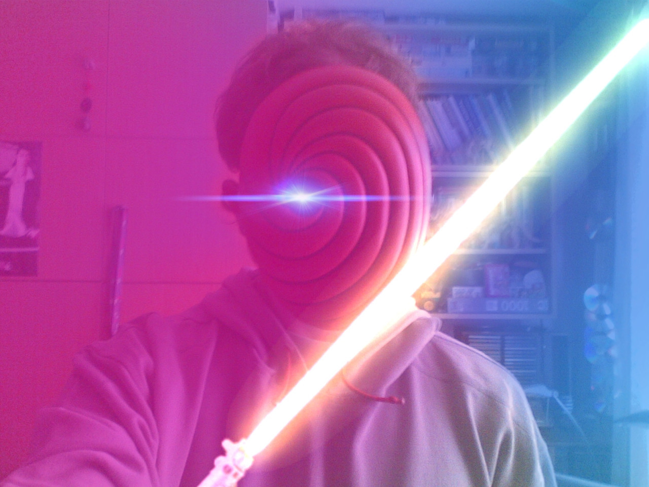 Ja v Tobi maske z Naruta a svetelný meč hehe!...  (Upravená moja fotka, ja Andrej.)     :-O 