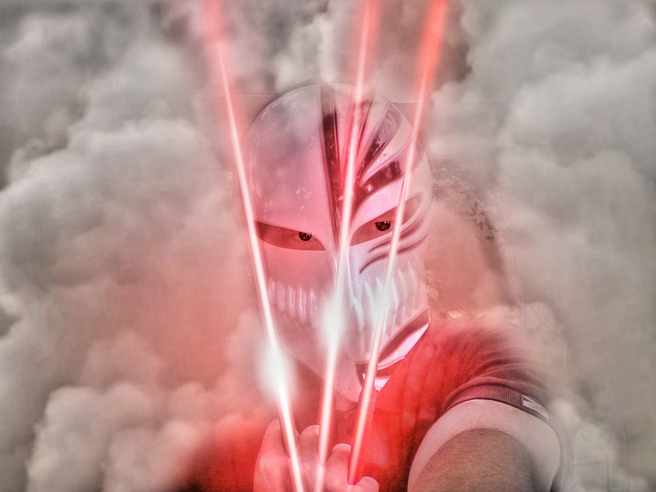 Ja Andrej v Ichigovej Hollow maske z Bleachu a s tromi svetelnými nožmi!  ...   (Moja upravená fotka.)      :-O 