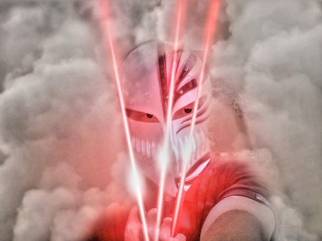 Ja Andrej v Ichigovej Hollow maske z Bleachu a s tromi svetelnými nožmi!  ...   (Moja upravená fotka.)      :-O 