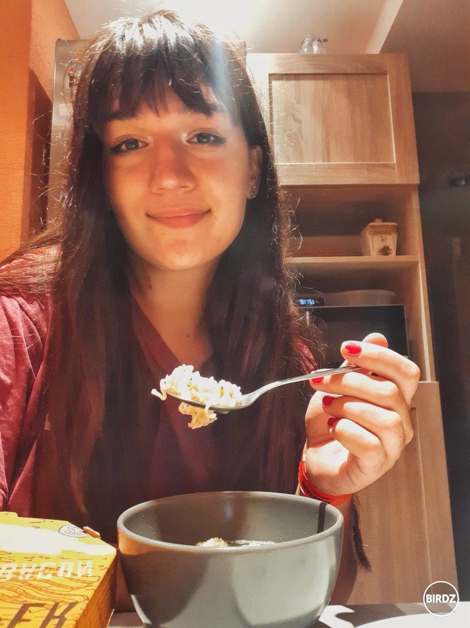 Včera si pýtala odomňa predavačka v lidli občiansky, dnes mi autobusár nechcel dať celý lístok, jak sa hovorí.. títo ludia pojdu do neba eskalatorom :D <3 je štvrt na 5 a ja jem vifonku, dlho som sem už nič nepridala tak nech sa pači.
