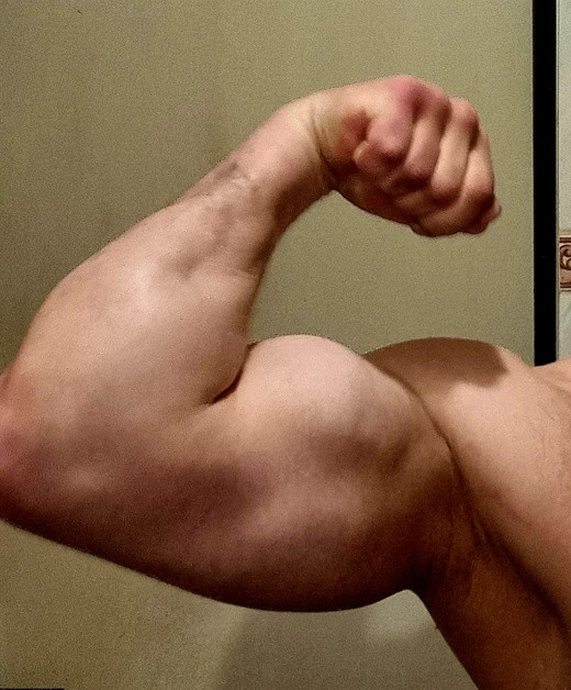 moj 43 cm biceps dnes rano vy lenivci !!! 