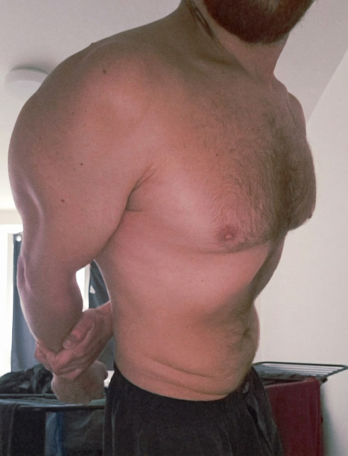 buchty vraj nemaju rady fotky z gymu bez trika ... preto foto z mojej izby !! 