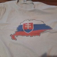 Už sa tlačia... super štýlové tričká s mapou veľkého Slovenska (Uhorska), ktoré nesmú chýbať u žiadneho fanúšika. Predávať budeme aj zajtra pred štadiónom v Trnave. Uefa včera povolila, tak máme ? Pre viac info ss... my sme tu doma ??????