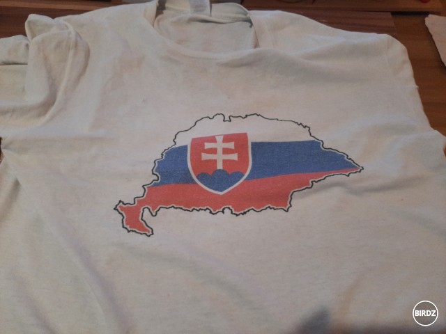 Už sa tlačia... super štýlové tričká s mapou veľkého Slovenska (Uhorska), ktoré nesmú chýbať u žiadneho fanúšika. Predávať budeme aj zajtra pred štadiónom v Trnave. Uefa včera povolila, tak máme ? Pre viac info ss... my sme tu doma ??????