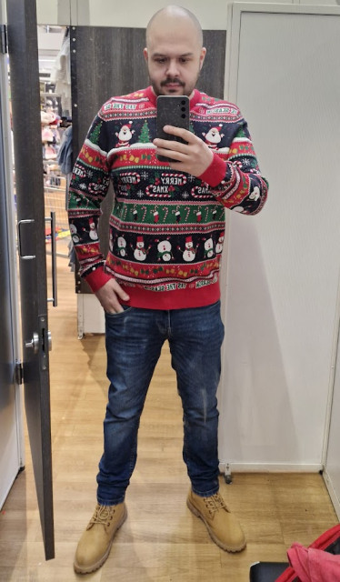 z vypredaju vianocny Tesco sveter za 15€, budem mat na buduce Vianoce :D 