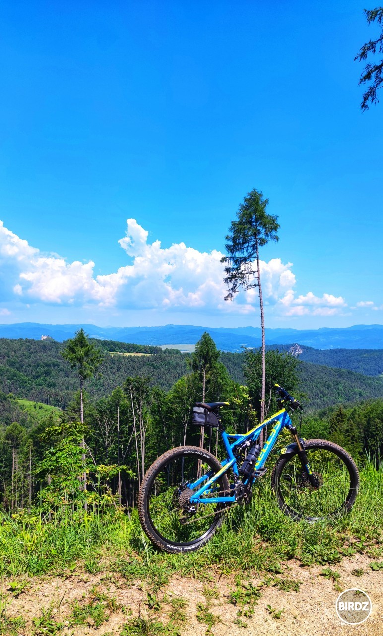 Hricovský hrad vľavo, vzadu ... 70km tento víkend ... buduci vikend pokračujem 