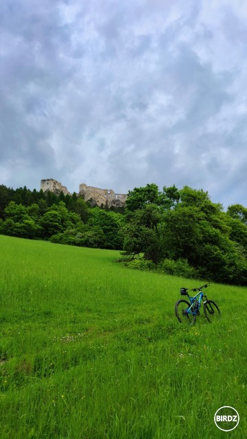 aj okolo Lietavskeho hradu som prešiel ... 35 km dnes, 1000m nastupanych, mam dosť :D