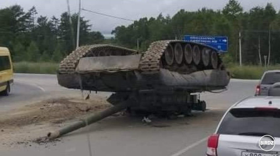 rusky tank radsej zahral mrtveho chrobaka ked pocul traktor
