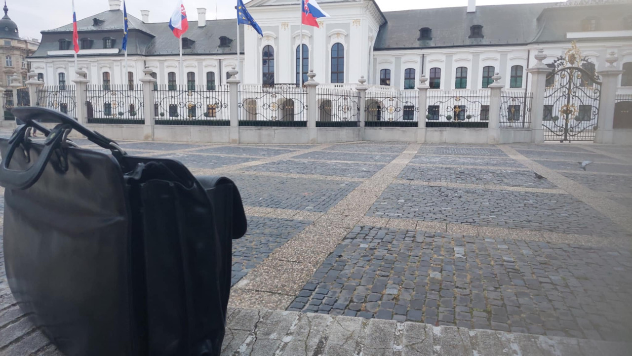 Nemal mi tu kdo podrzat tasku tak som si musel sam. A to zevraj tu býva jeden polovicny talian co podrzi tasku