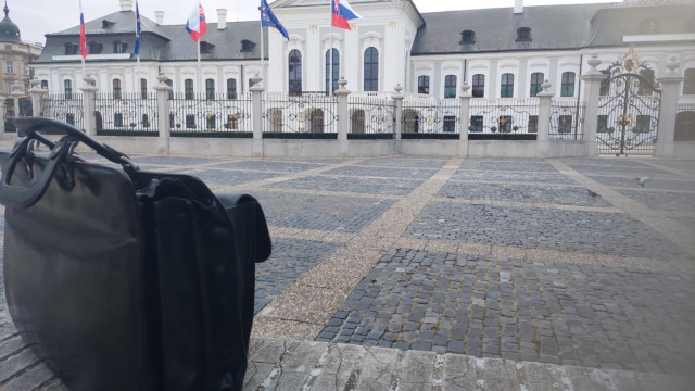 Nemal mi tu kdo podrzat tasku tak som si musel sam. A to zevraj tu býva jeden polovicny talian co podrzi tasku