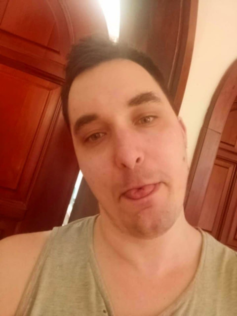 Este ze som si stihol ulozit tuto sexi fotku,nechapem preco ju tomas vymazal, strasne ma rajcuje :* 